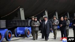 북한 관영 조선중앙통신은 2025년 3월 8일 김정은 북한 국무위원장이 북한 내 미공개 장소의 주요 조선소에서 선박 건조 시설을 시찰했다며 사진을 공개했다.