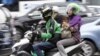 Seorang perempuan menggunakan transportasi online Go-Jek di Jakarta, 5 Desember 2015.