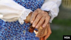 Seorang penderita arthritis. Ilmuwan menggunakan protein yang dipicu oleh sakit rematik arthritis untuk mengobati alzheimer pada tikus.