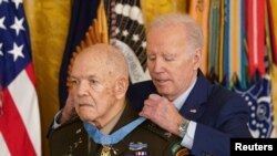 Američki predsednik kači Orden časti Parisu Dejvisu. (Foto: REUTERS/Kevin Lamarque)