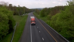 VOA英语视频: 疫情期间卡车司机继续上路