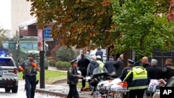 应急人员站在美国宾夕法尼亚州生命之树教堂外面（2018年10月27日）