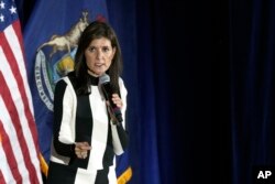Bivša ambasadorka u UN i bivša guvernerka Južne Karoline Niki Hejli govori na političkom skupu u Mičigenu, 25. februara 2024. (Foto: AP/Meg Kinnard)