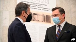 Državni sekretar Entoni Blinken i ukrajinski šef diplomatije Dmitro Kuleba u Kijevu, 19. januara 2022. (Foto: AP/Ministarstvo spoljnih poslova Ukrajine)