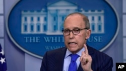 白宫首席经济顾问库德洛在记者会上 （资料照片）