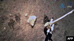 Wahana antariksa Chang'e 5 sedang mengumpulkan sampel tanah dan batuan di Bulan, 5 Desember 2020. (Foto: Badan Antariksa Nasional China (CNSA)