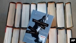 Foto ilustrasi ini menunjukkan buku "Thirteen Reasons Why" di Phoenix. Buku "Thirteen Reasons Why" sempat menjadi buku yang dipermasalahkan oleh orang tua dan anggota masyarakat pada tahun 2017.