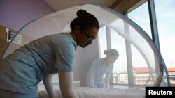 2016年9月2日，新加坡一家医院对寨卡病毒患者的病床上装上蚊帐，以防传染。