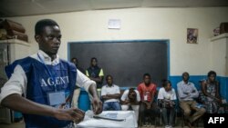 Botangi ya ba bulletins de vote nsima ya maponami, na Lubumbashi, RDC, 30 décembre 2018.