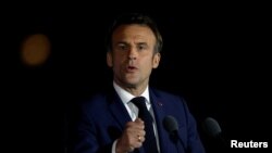 Presiden Prancis Emmanuel Macron menyampaikan pidato kemenangan setelah terpilih kembali menjadi Presiden Prancis di Champ de Mars, Paris, pada 24 April 2022. (Foto: Reuters/Christian Hartmann)