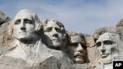 Mount Rushmore di Keystone, South Dakota. (Foto: dok). Panitia telah membatalkan rencana untuk mengamanatkan jarak sosial selama kunjungan Presiden Donald Trump, 3 Juli 2020, dalam perayaan awal Hari Kemerdekaan AS. 