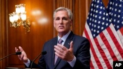 议长凯文·麦卡锡（Kevin McCarthy）2023年10月3日被众议院罢免后见记者。（美联社）