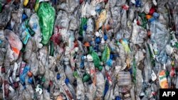 ILUSTRACIJA: Gomila plastičnih flaša pre nego što se recikliraju u fabrici u turskoj provinciji Gaziantep. (Foto: Yasin AKGUL / AFP)