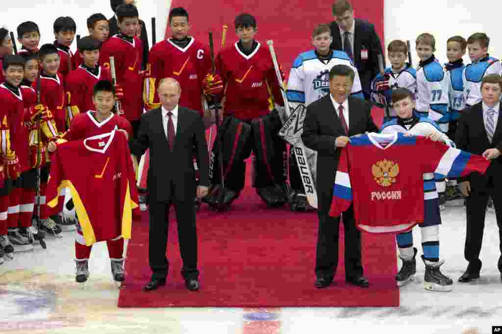 2018年6月8日，在中国天津市举行的与中国和俄罗斯青年冰球队友谊赛之前，俄罗斯总统弗拉基米尔&middot;普京和中国国家主席习近平和球员们合影。 美国空军学院教授保罗&middot;博尔特（Paul Bolt） 认为， 普京寻求与中国建立亲密关系，其实对自己不利，普京最应该做的是与中国以及美国和西方保持同样距离。博尔特断言，中俄共同利益包括安全问题、维护威权统治体系、打造新的世界秩序，（削减美国的影响力以及，建立一个多极的世界秩序）等。不过他也强调，中俄之间只是伙伴，不能成为盟友，两国之间持续的不信任、中国在中亚日渐增强的影响力以及中国军力的加强都会给未来的中俄关系罩上阴影。