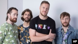 Anggota band Imagine Dragons, dari kiri, Daniel Platzman, Wayne Sermon, Dan Reynolds dan Ben McKee, di New York, 20 Juni 2017.