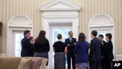 奥巴马在白宫椭圆形办公室会见美国学生及其家长