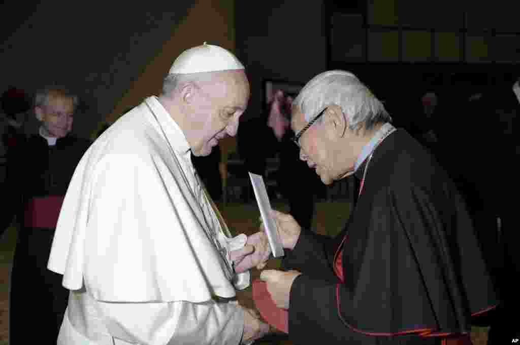 香港退休主教陈日君在梵蒂冈向教宗方济各提交一封信(梵蒂冈报纸罗马观察报2018年1月10日发布)。陈日君在其脸书的一篇长贴中抨击梵蒂冈要求两名效忠教廷,属于中国地下罗马天主教会的主教辞职,让位给另外两名得到中国官方宗教协会任命的人。中国的一千两百万天主教徒分成两派。梵蒂冈称陈日君主教的言论令人意外和遗憾,还说教宗“与其合作者不断保持联系”。梵蒂冈与中国的外交关系在1949年共产党掌权后中断。方济各2013年成为教宗以来寻求改善同北京的关系。