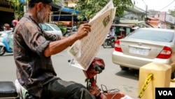 រូបឯកសារ៖ កាសែត​ភ្នំពេញ​ប៉ុស្ត​ ​ចាប់ដំណើរការ​តាំងពី​១៩៩២​ ជា​ប្រភព​ព័ត៌មាន​មួយ​ដែល​ប្រជាជនទូទៅចាត់ទុកថា​​​ជា​សារព័ត៌មាន​ឯករាជ្យមួយ, នៅរាជធានីភ្នំពេញ​, នៅថ្ងៃទី ២៣ ខែ​មីនា​ ឆ្នាំ២០១៨ ។ (ខាន់​ សុគុំមនោ/VOA)