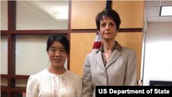 代理副助卿罗拉·史东会见李爱杰（美国国务院照片）