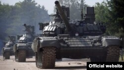 Tenkovi T-72MS, koje je Rusija donirala Srbiji zajedno sa oklopnim transporetima BRDM-2MS u vrednosti od 75 miliona evra, predstavljeni su javnosti u kasarni Vojske Srbije u Nišu, 23. maja 2021. (Foto: Zvanični sajt Ministarstva odbrane Republike Srbije)