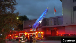 休斯顿消防人员2020年7月21日晚抵达中国总领事馆门外（KHOU电视台画面截图）