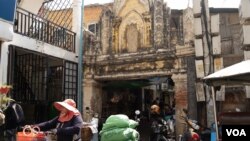 Wat Broyuvong gate is seen in Phnom Penh, Cambodia, on April 03, 2020. (Malis Tum/VOA Khmer) 