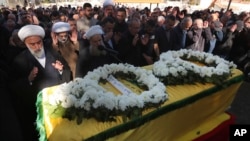 Para pelayat berdoa di depan peti mati seorang perempuan sipil Samar al-Sayyed Mohammed, yang terbunuh pada hari Minggu akibat serangan udara Israel, di kota Bint Jbeil, Lebanon selatan, Senin, 22 Januari 2024. (AP/Mohammed Zaatari)