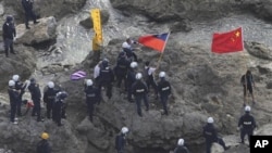 日本警方8月15日逮捕了登陆钓鱼岛的保钓人士