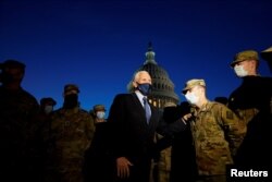 Wakil Presiden Mike Pence berbicara kepada pasukan Garda Nasional di luar US Capitol, 14 Januari 2021. (Foto: via Reuters)