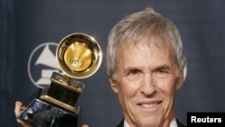 ARHIVA: Kompozitor Bert Bakarak sa Gremijem koji je osvojio za najbolji pop instrumentalni album 'At This Time' na 48. dodeli Gremija, 8. februara 2006.