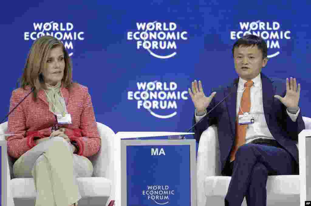 2018年1月24日,在瑞士达沃斯世界经济论坛年会上,秘鲁总理阿拉佐兹(左)倾听阿里巴巴集团创始人马云讲话。