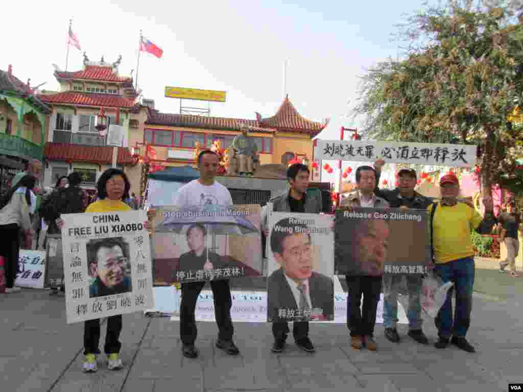 视觉艺术家协会会长刘雅雅( 左) 右派分子冯国将( 右)(美国之音容易拍摄)