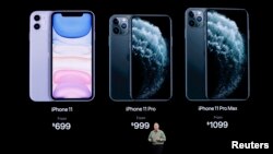 Phil Schiller, Wakil Presiden Senior Penjualan Global memaparkan iPhone 11 Pro dalam sebuah acara Apple di kantor pusat Apple di Cupertino, California, 10 september 2019.