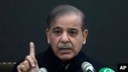 Mantan Perdana Menteri Pakistan Shehbaz Sharif berbicara saat konferensi pers terkait pemilihan parlemen, di Lahore, Pakistan, Selasa, 13 Februari 2024. (Foto: AP)