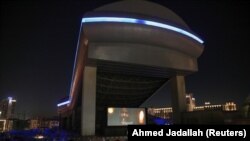 Orang-orang duduk di mobil mereka menonton film di bioskop drive-in di Mall of the Emirates, di tengah COVID-19, di Dubai, Uni Emirat Arab, 13 Mei 2020. (Foto: Reuters / Ahmed Jadallah)
