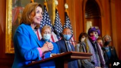 ប្រធាន​រដ្ឋសភា​អ្នកស្រី Nancy Pelosi និយាយ​មុន​ពេល​ចុះ​ហត្ថលេខា​លើ​សេចក្តី​សម្រេច​របស់​រដ្ឋសភា​ដើម្បី​បន្ត​ផ្តល់​ថវិកា​ដើម្បី​បន្ត​ដំណើរការ​រដ្ឋាភិបាល កាលពី​ថ្ងៃទី៣០ ខែកញ្ញា ឆ្នាំ២០២១ នៅ​លើ​វិមាន​សភា​ក្នុង​រដ្ឋធានី​វ៉ាស៊ីនតោន សហរដ្ឋ​អាមេរិក។