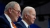 Presiden Joe Biden dan Pemimpin Mayoritas Senat Chuck Schumer (kiri) dalam sebuah acara di Syracuse, New York, 27 Oktober 2022. (Foto: Manuel Balce Ceneta/AP Photo)