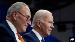 Presiden Joe Biden dan Pemimpin Mayoritas Senat Chuck Schumer (kiri) dalam sebuah acara di Syracuse, New York, 27 Oktober 2022. (Foto: Manuel Balce Ceneta/AP Photo)