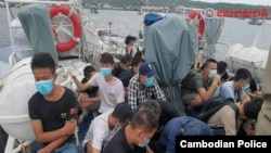 រូប​ថត​ចែក​ផ្សាយ​ដោយ​អគ្គស្នងការដ្ឋាន​នគរបាល​ជាតិ​​​កាល​ពី​ថ្ងៃ​ទី​២៦ ខែ​កក្កដា ឆ្នាំ​២០២១ បង្ហាញ​ពី​​​ជន​ជាតិ​ចិន​​​នៅ​លើ​នាវា​មួយ​គ្រឿង​​ដែល​​ត្រូវ​ឃាត់​ទុក​ដោយ​សារ​​​ចូល​មក​ដោយ​​​ខុស​ច្បាប់​ក្នុង​ទឹក​ដី​​កោះ​រ៉ុង​សន្លឹម​នៃ​ខេត្ត​ព្រះសីហនុ​កាល​ពី​ចុង​សប