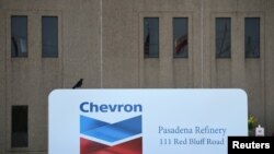 Pintu masuk kilang Chevron yang terletak di dekat Houston Ship Channel, Texas, AS, 5 Mei 2019. (Foto: REUTERS/Loren Elliott)