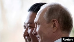 Лідер КНДР Кім Чен Ин може прибути броньованим потягом до російського Владивостока, щоб зустрітись з російським президентом Путіним, повідомили американські ЗМІ з посиланням на інформацію посадовців. Минулого разу така зустріч відбулась в квітні 2019 року