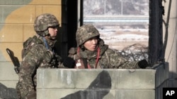 韩国军人2013年12月13日在板门店停战村附近加强戒备。