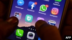 资料照片: 2018年3月22日印度智能手机上的社交应用程序