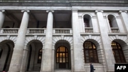 一个行人走过香港终审法院。（2018年1月6日）