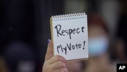 រូបឯកសារ៖ អ្នកគាំទ្រគណបក្ស Move Forward Party កាន់​ក្រដាសមួយដែលសរសេរថា «គោរព​សន្លឹកឆ្នោត​របស់​ខ្ញុំ» ​នៅក្នុង​ពេល​ធ្វើ​បាតុកម្ម​តវ៉ា នៅទីក្រុង​បាងកក ប្រទេស​ថៃ កាលពីថ្ងៃទី១២ ខែកក្កដា ឆ្នាំ២០២៤។ 