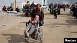 Palestinci stižu u Rafu nakon što su evakuisani iz bolice Naser u Kan Junisu, usred izraelske vojne ofanzive, tokom rata između Izraela i Hamasa, na jugu Pojasa Gaze, 15. februara 2024.