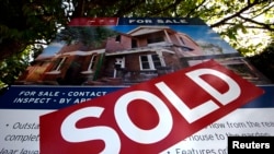 悉尼一栋房屋外面挂着“售出”的牌子。 