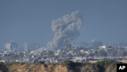 Asap mengepul dari arah Jalur Gaza menyusul serangan Israel ke wilayah tersebut pada 24 Desember 2023. (Foto: AP/Ariel Schalit)