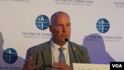 资料照片：美国国会众议院中共问题特设委员会主席、共和党联邦众议员约翰·穆勒纳尔20204年9月25日在华盛顿出席共产主义受难者基金会活动上发言。(美国之音记者李逸华拍摄)