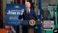 Presiden Joe Biden saat berpidato di La Crosse Municipal Transit Authority, La Crosse, Wisconsin, 29 Juni 2021. (AP)